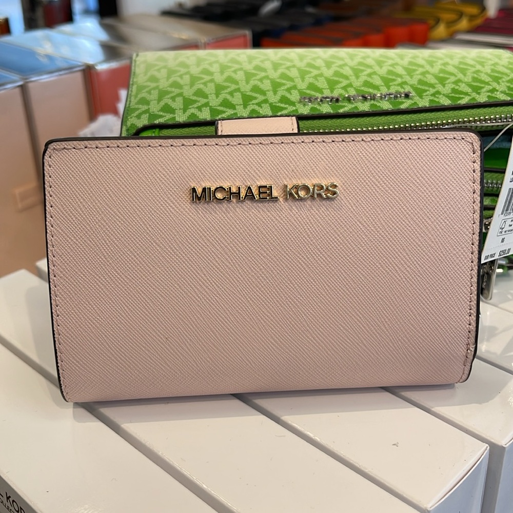 Michael Medium Crossgrain Leather Bifold Wallet
Powder Blush 
NWT - Picture 10 of 16